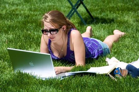 Frau arbeitet im Park